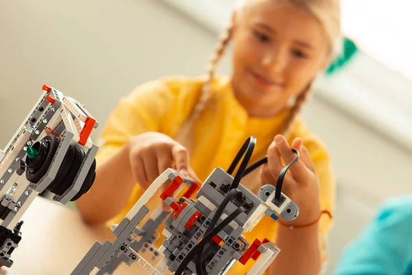 Chica averiguar cómo arreglar su proyecto de ciencia . — Foto de Stock