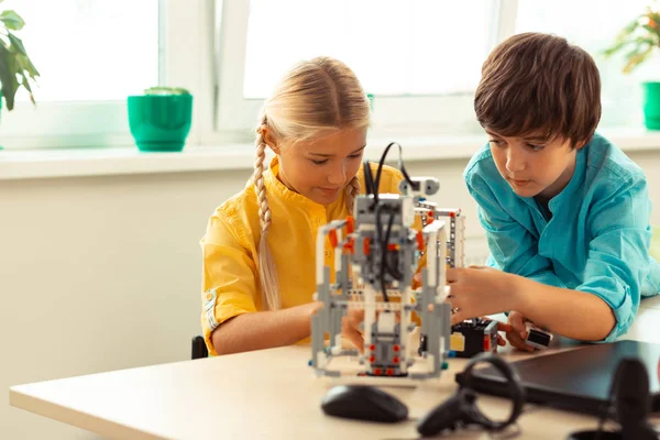 A koncentrált tanulók építőkészlet robotot Építnek. — Stock Fotó