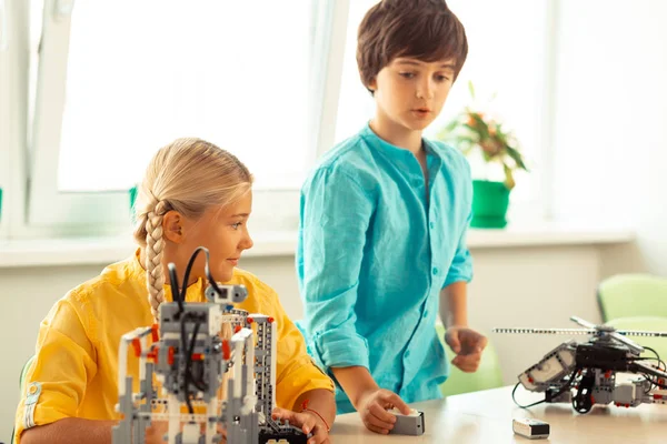 Menino mostrando seu colega de classe seu projeto escolar . — Fotografia de Stock