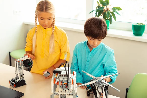 Los escolares construyen robots durante su clase de ciencias . — Foto de Stock