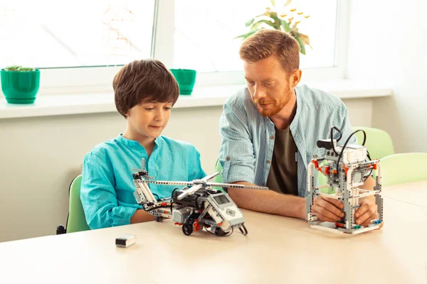 Profesor dando un consejo de alumno a su proyecto de ciencias . — Foto de Stock