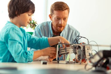 Öğretmen ve öğrencisi bir robot uyrup.