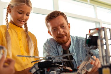 Öğrencileriyle farklı yapılar inşa ediyor.