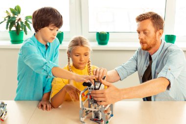 Öğrenciler öğretmenleriyle robota dönüyor.