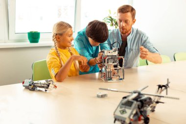 Boy onun robot bina sınıf arkadaşı yardım.