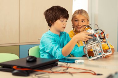 Mutlu kız bilim sınıfında sınıf arkadaşı yardım.