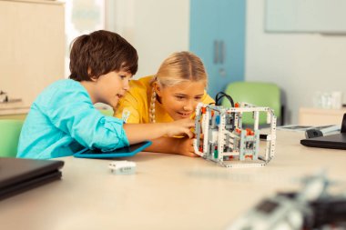 Öğrenciler, inşa ettikleri modele yakından bakıyorlar.