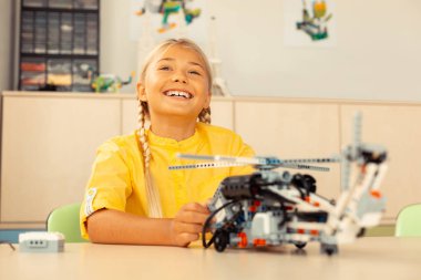 En sevdiği okul dersine katılan neşeli kız.