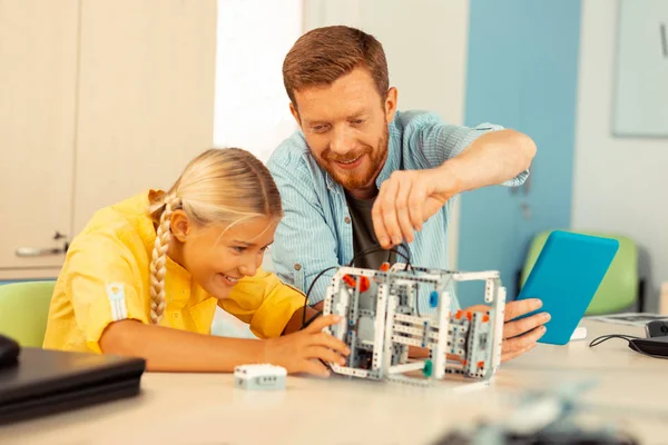 Учитель строит робота с одним из своих учеников . — стоковое фото