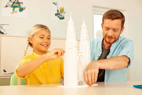 Leraar helpt een van de leerlingen tijdens de wetenschaps les. — Stockfoto