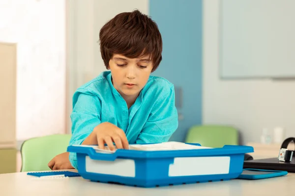 Garçon réfléchi va faire un nouveau projet scolaire . — Photo