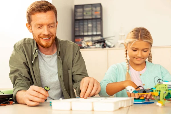 Sorridente insegnante sentimento come un allievo di nuovo . — Foto Stock