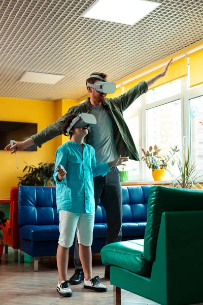 Teacher walking in virtual reality with the pupil. — Stock Photo, Image