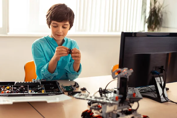 Yeni bir robot inşa etmeye hazırlanan okul çocuğu. — Stok fotoğraf