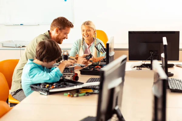 Vrolijk meisje grapje tijdens haar school Science-les. — Stockfoto