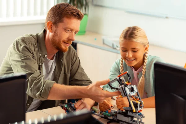 Profesor evaluando el robot hecho por la colegiala . —  Fotos de Stock