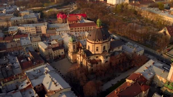 Flug über die majestätische Dominikanerkathedrale in Lwiw — Stockvideo