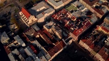 Lviv'deki eski belediye binasının havadan görünümü