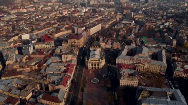 Repülés felett a gyönyörű Lviv Opera és balett Színház — Stock videók
