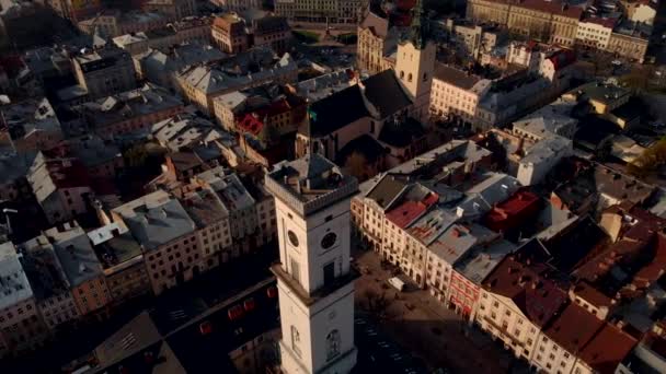 Flytta kamera skytte stadshuset i höst — Stockvideo