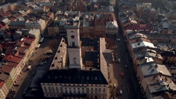 Blick von oben auf das Rathaus, das auf dem Platz liegt — Stockvideo