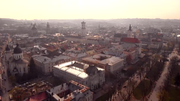 Lot nad pięknymi lwowskich uliczek, widok z góry — Wideo stockowe