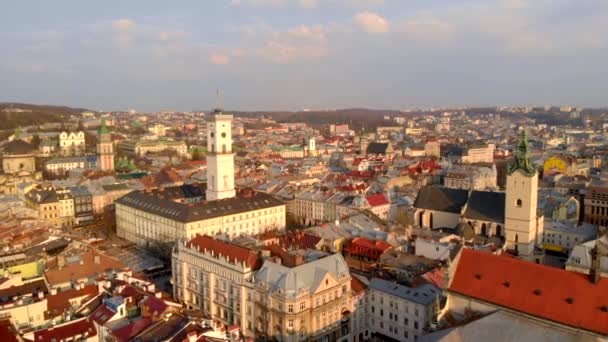 Ptačí pohled na majestátní staré budovy — Stock video