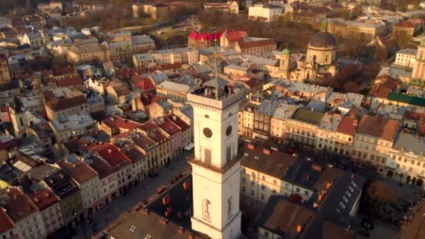 Letová kamera přes město a blíží se k radnici — Stock video