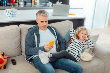 Dikkatli adam telefonunda mesaj okuyor