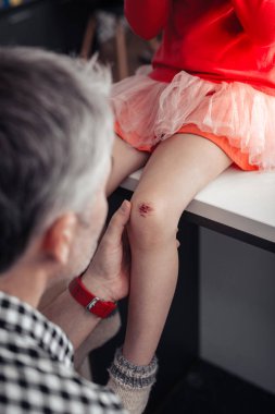 Çocuğuna yardım eden ciddi bir adamın yakın çekim