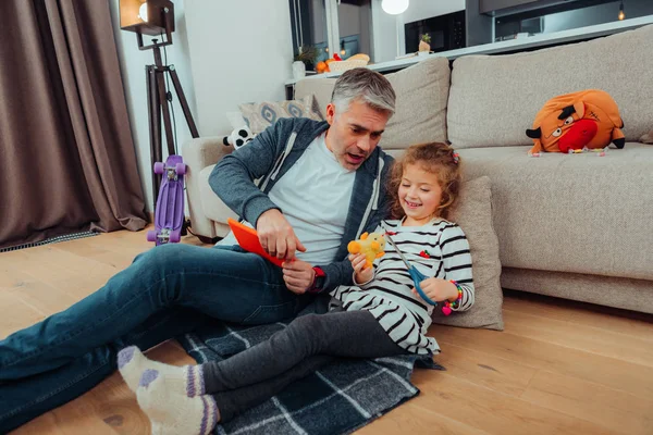 Olumlu mutlu baba ve çocuk evde olmak — Stok fotoğraf
