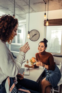 Mutfakta birlikte çalışan iki arkadaş
