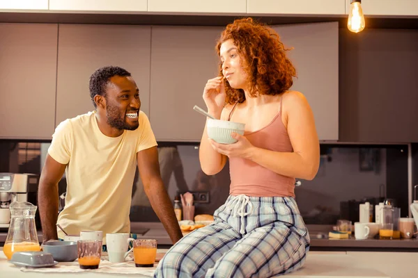 Entspannte junge Frau isst Müsli zum Frühstück — Stockfoto