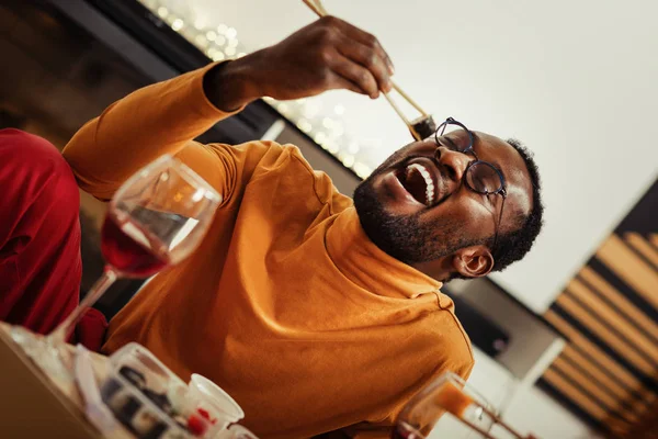 Close-up van een tevreden man die van zijn diner geniet — Stockfoto