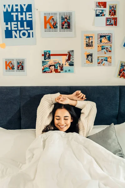 Chica feliz pasar tiempo en su dormitorio — Foto de Stock