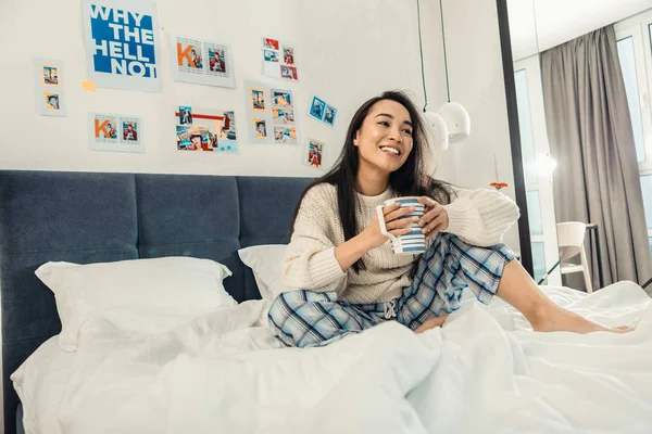 Sonriente joven bebiendo té por la mañana — Foto de Stock