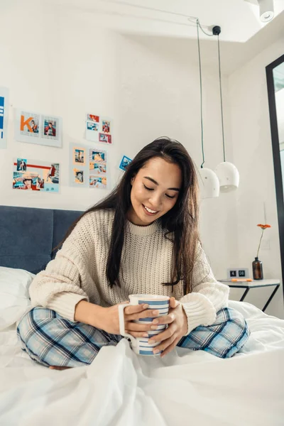 Chica planeando su día con una taza de té — Foto de Stock