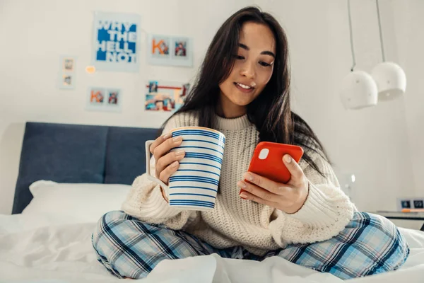 Joven mujer mensajes de texto con su mejor amigo — Foto de Stock