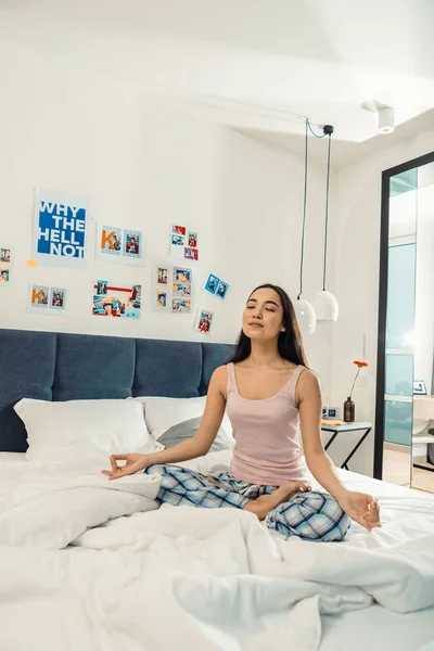 Mujer joven haciendo sus ejercicios de yoga por la mañana — Foto de Stock