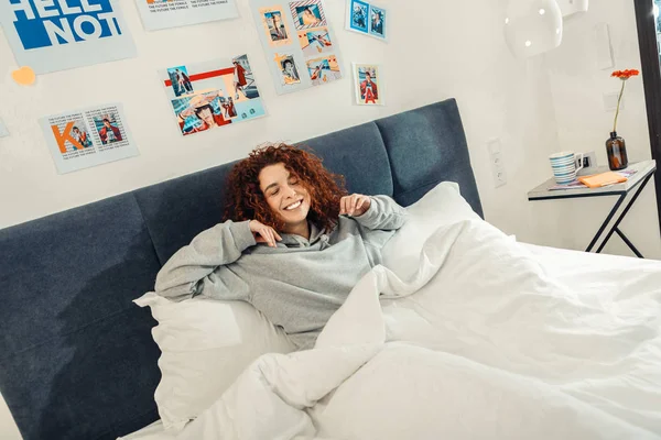 Chica alegre despertando en su dormitorio — Foto de Stock