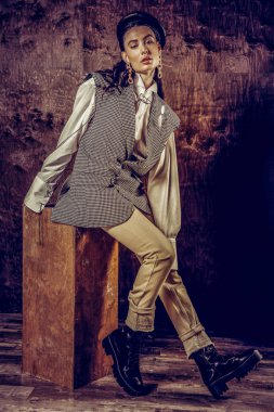 Taburede poz güzel genç kadın