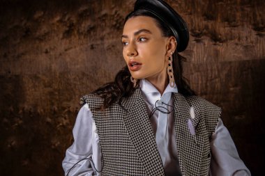 Hoş zarif genç kadın güzel küpeler