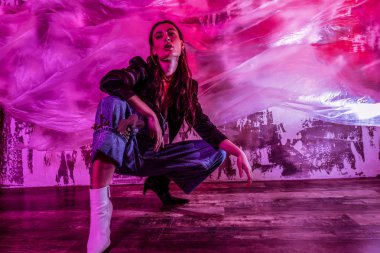 Güzel güzel kadın poz verirken çömelmiş