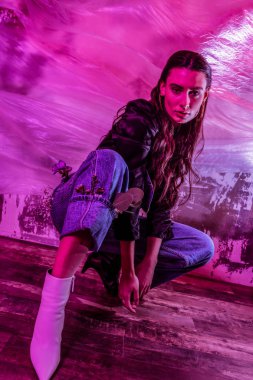 Güzel genç manken düşük açılı