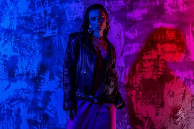 Muhteşem güzel genç kadın düz bakıyor