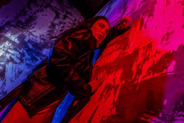 Duvara yaslanmış güzel genç kadın