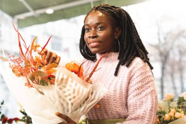 Neşeli genç kadın düşüncelerinin derinliklerinde olmak