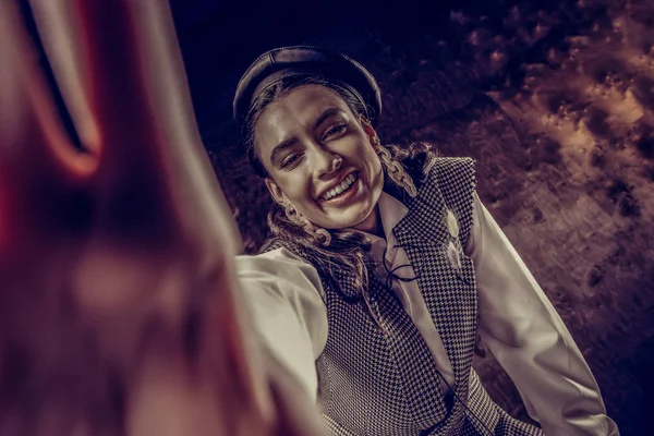 Mulher feliz alegre sorrindo para a câmera — Fotografia de Stock