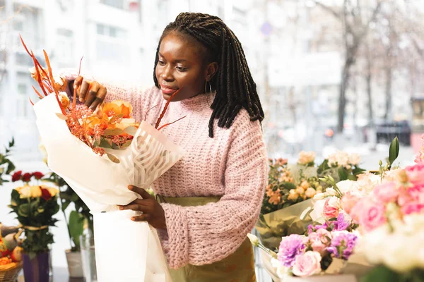 販売のための近代的な花束を作成する気配りのデザイナー — ストック写真
