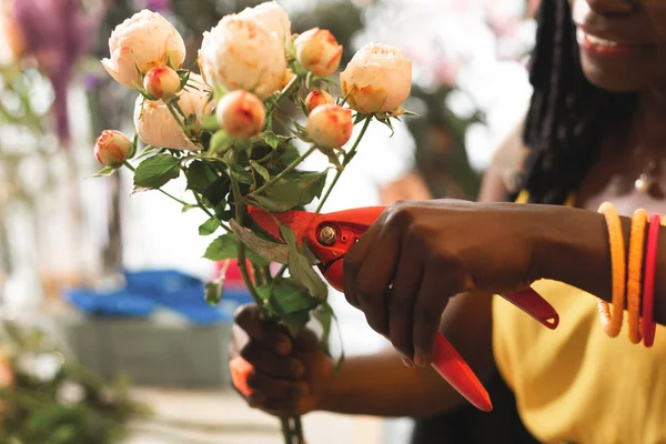 Close up of kind female that preparing peonies — Stock Photo, Image